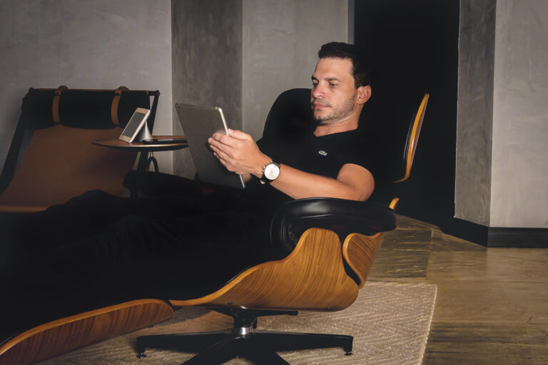 cláudio de araújo schüller sentado lendo o blog de automação residencial da clx tech & design